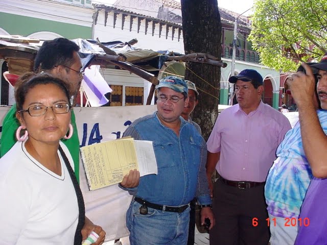 Trabajadores que siguen lucha por reintegro, reujidos con el doctor Alvaro Leiva de a CPDH